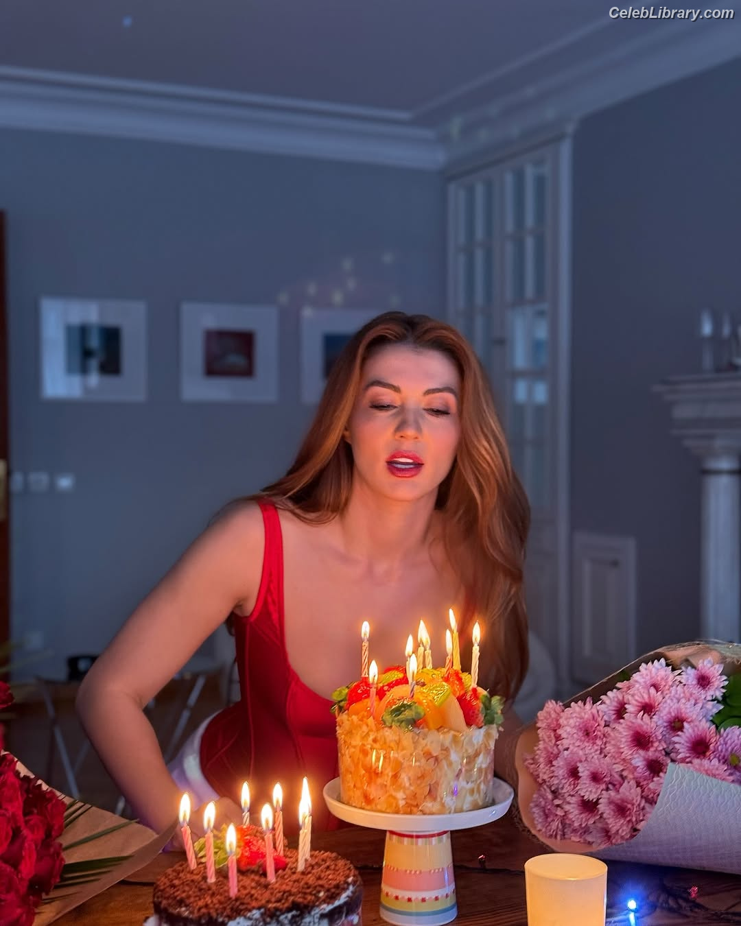 Burcu Özberk photo 5 of 93