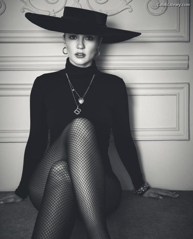 Burcu Özberk photo 4 of 93