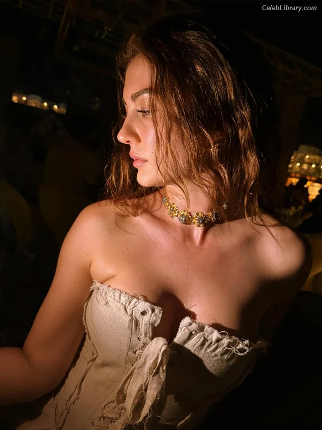 Burcu Özberk photo 22 of 93