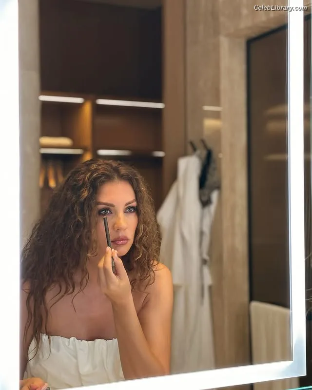 Burcu Özberk photo 5 of 93