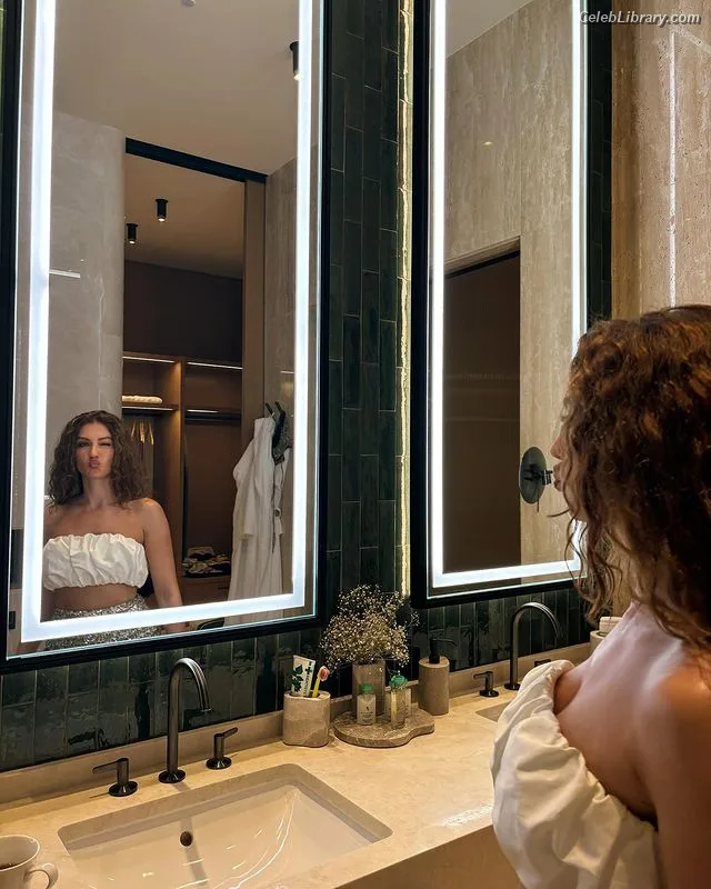 Burcu Özberk photo 6 of 93