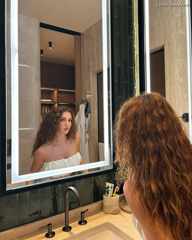 Burcu Özberk photo 7 of 93