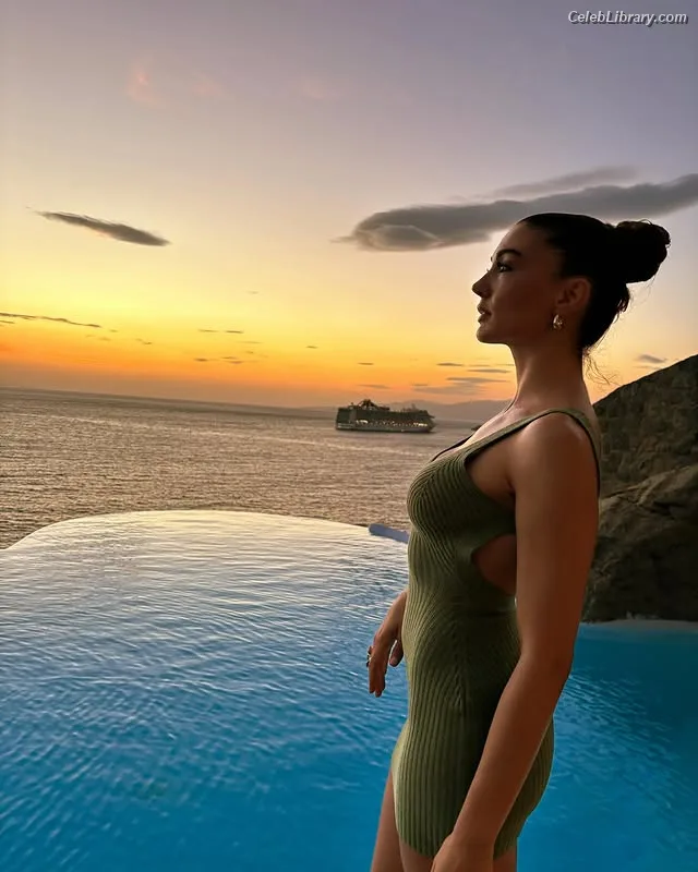 Burcu Özberk photo 17 of 93