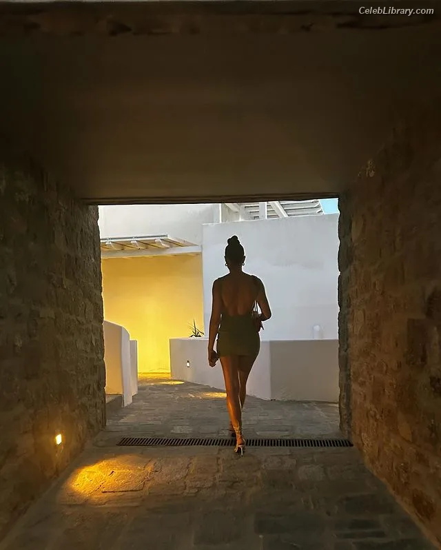 Burcu Özberk photo 23 of 93