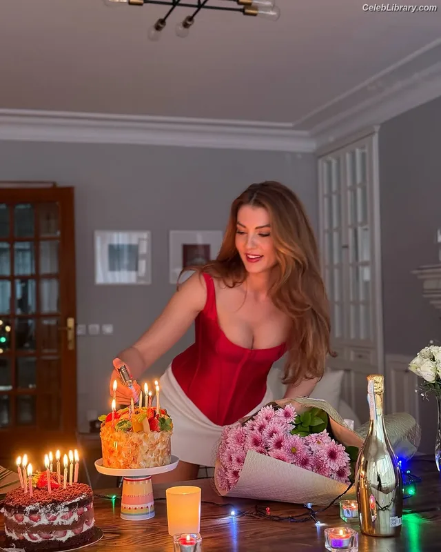 Burcu Özberk photo 1 of 93