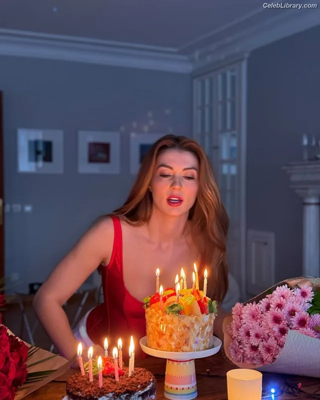 Burcu Özberk photo 5 of 93