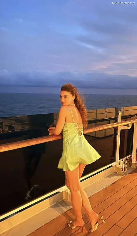 Burcu Özberk photo 15 of 93