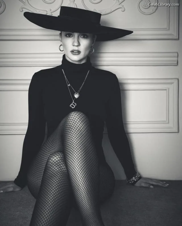 Burcu Özberk photo 4 of 93