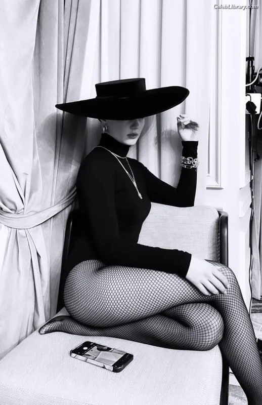 Burcu Özberk photo 5 of 93