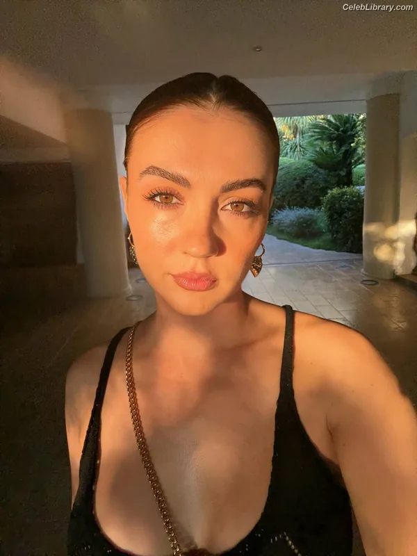 Burcu Özberk photo 9 of 93
