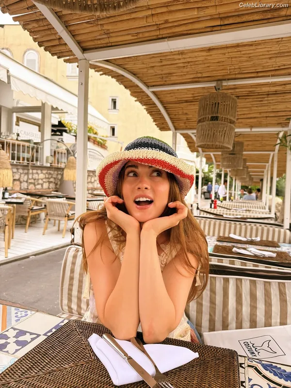 Burcu Özberk photo 10 of 93