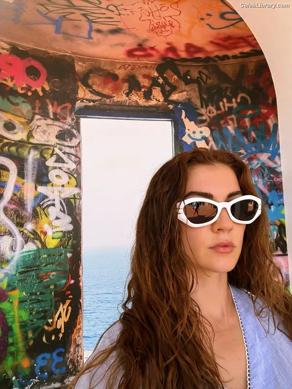 Burcu Özberk photo 12 of 93