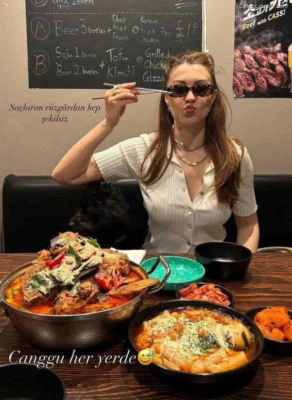 Burcu Özberk photo 15 of 93
