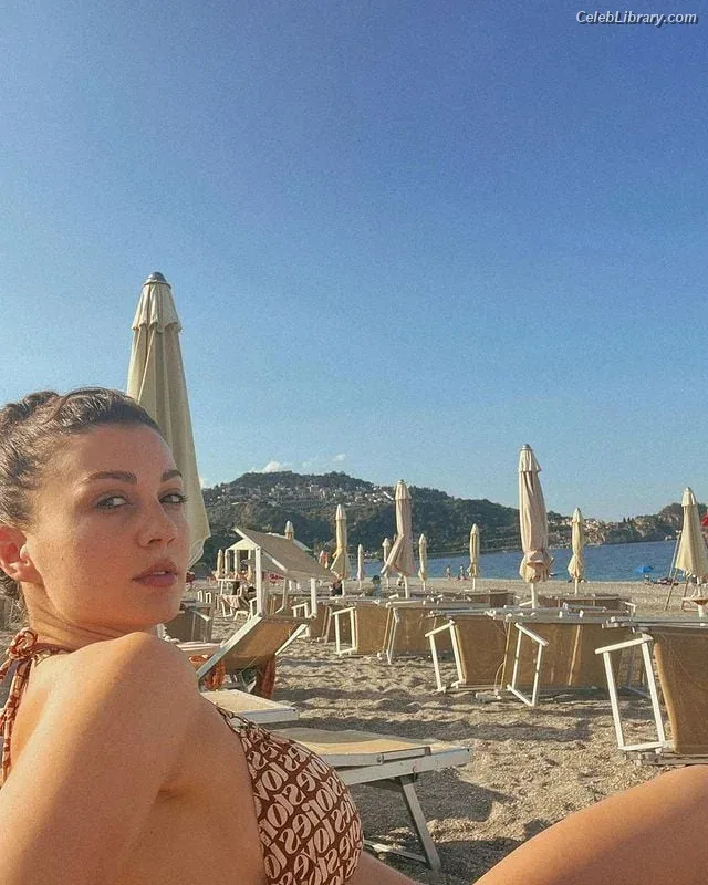 Burcu Özberk photo 16 of 93