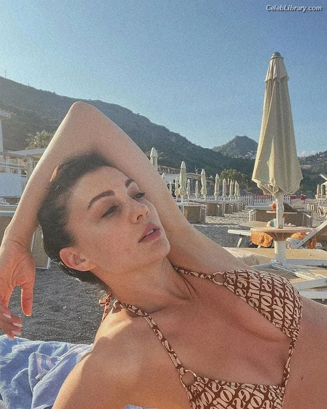 Burcu Özberk photo 17 of 93