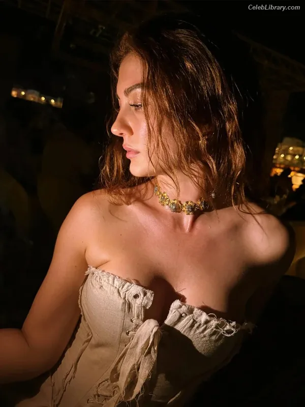Burcu Özberk photo 22 of 93