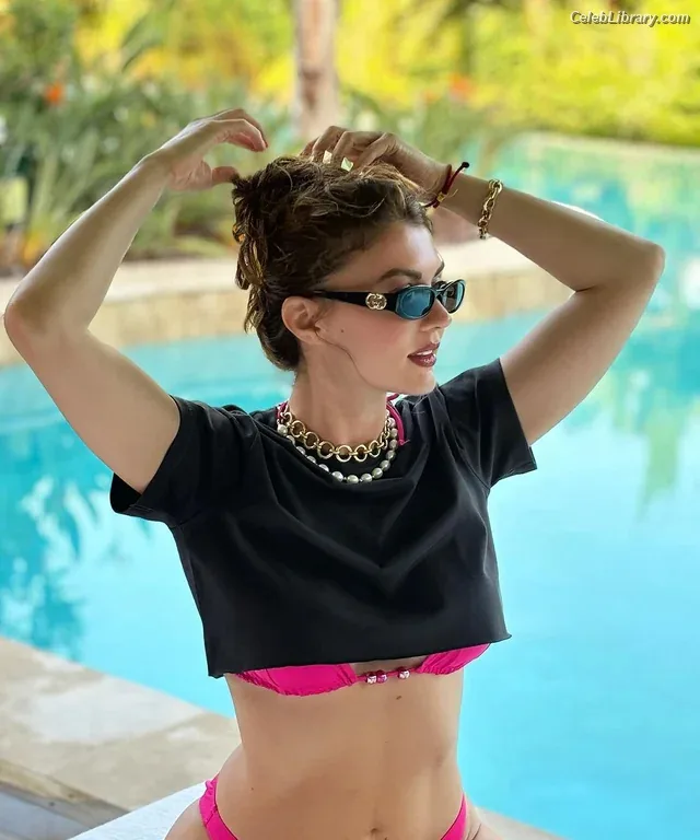 Burcu Özberk photo 1 of 93