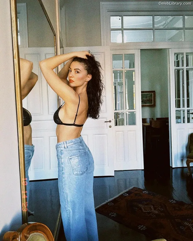 Burcu Özberk photo 17 of 93