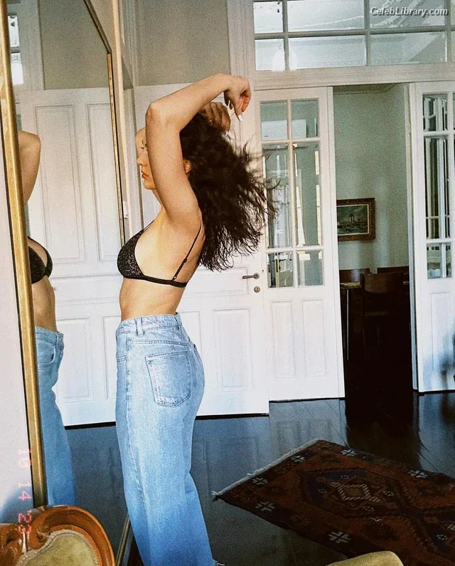 Burcu Özberk photo 20 of 93