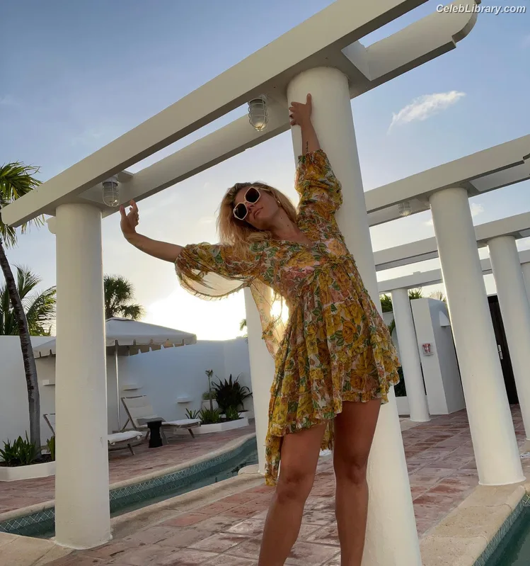 Busy Phillips photo 2 of 130
