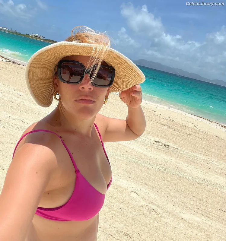 Busy Phillips photo 4 of 130