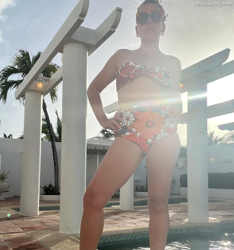 Busy Phillips photo 8 of 130