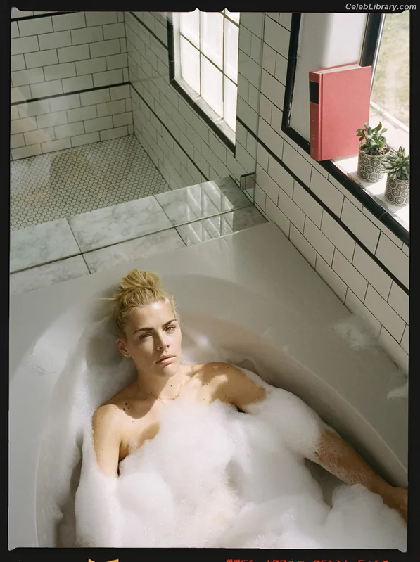 Busy Phillips photo 1 of 130