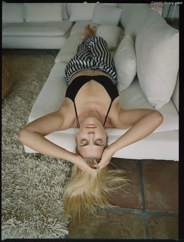 Busy Phillips photo 3 of 130