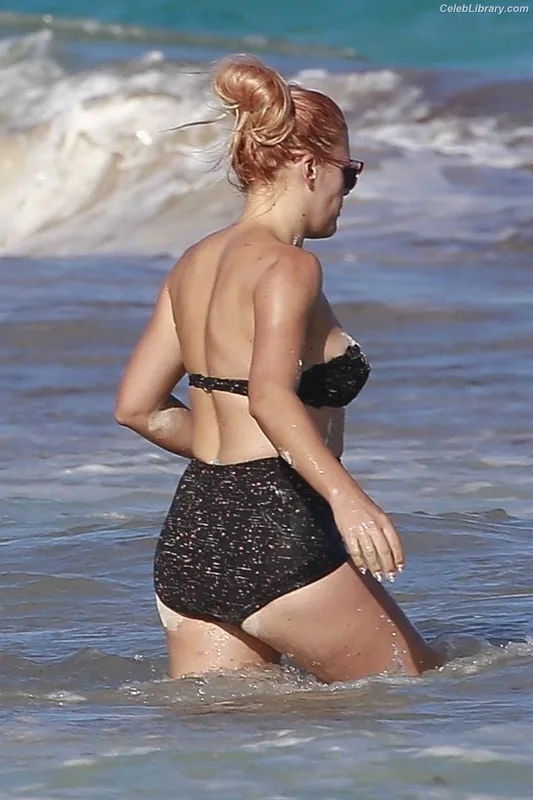 Busy Phillips photo 5 of 130