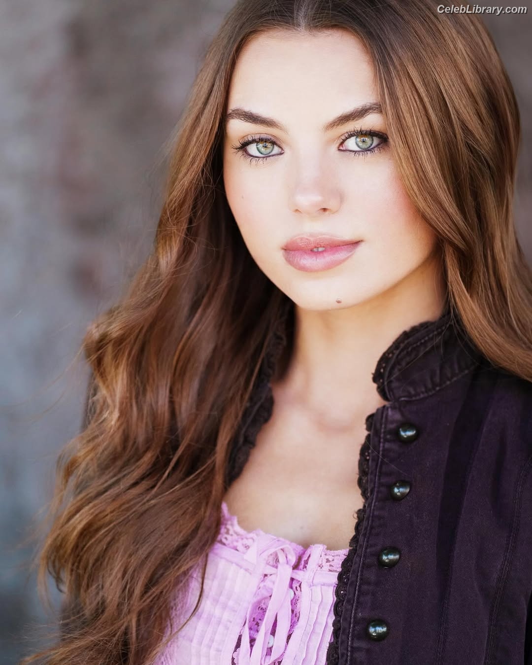 Caitlin Carmichael photo 20 of 102