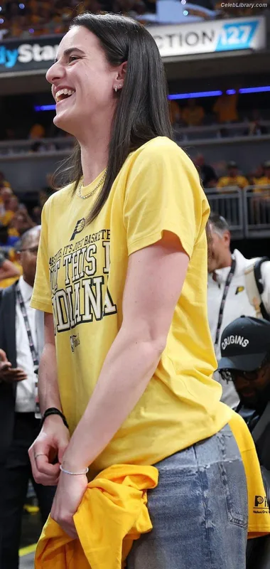 Caitlin Clark photo 1 of 709