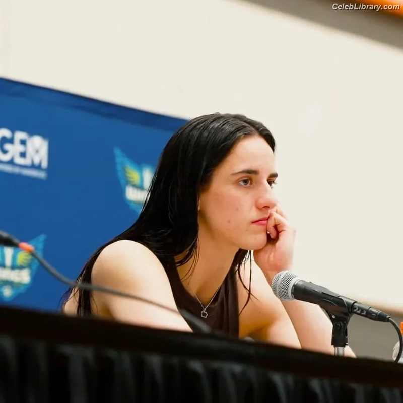 Caitlin Clark photo 4 of 709