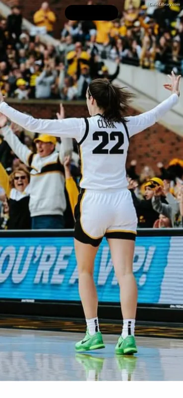Caitlin Clark photo 6 of 709