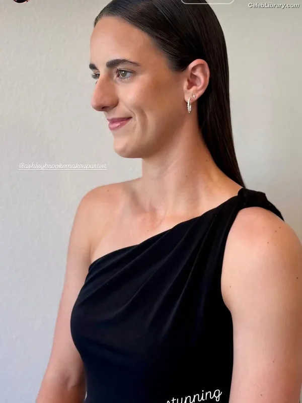 Caitlin Clark photo 11 of 709