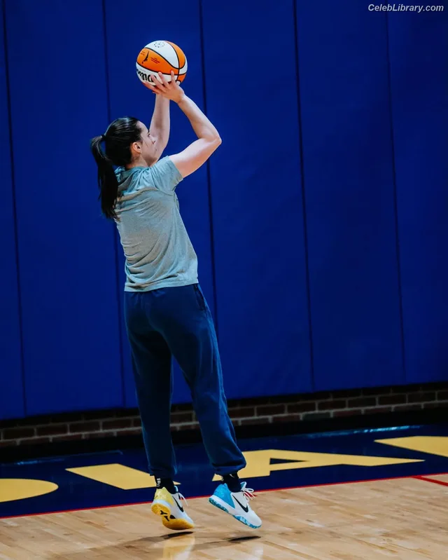 Caitlin Clark photo 7 of 709
