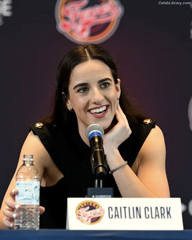 Caitlin Clark photo 8 of 709