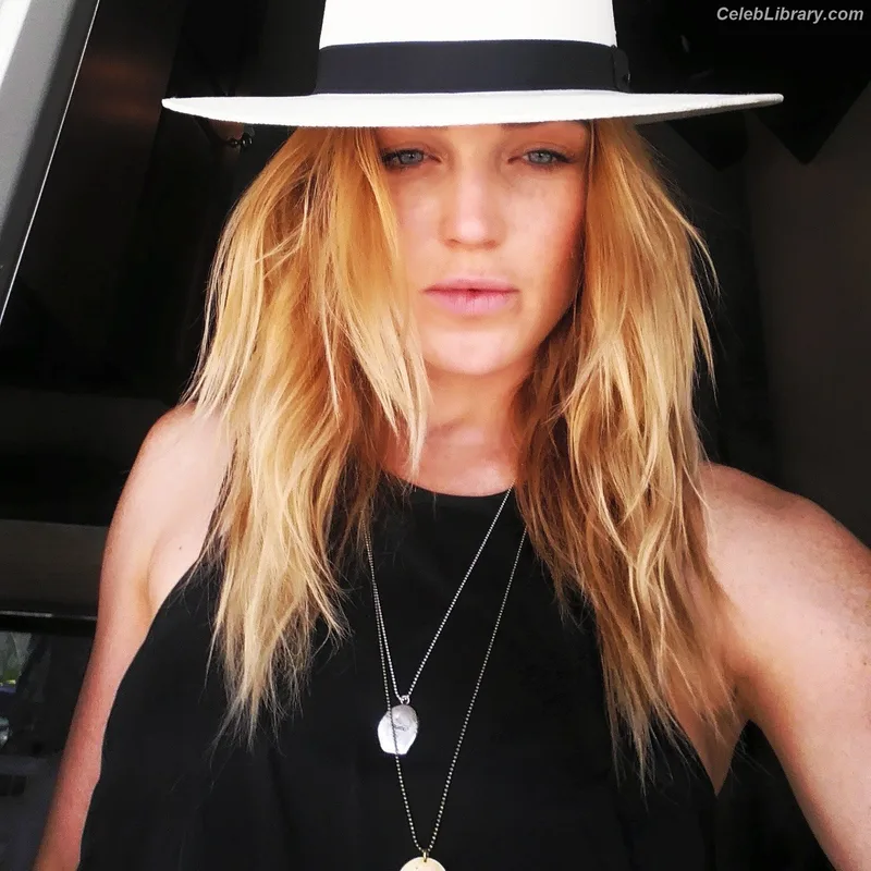 Caity Lotz photo 2 of 106