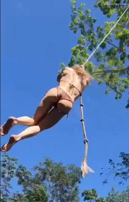 Caity Lotz photo 17 of 106