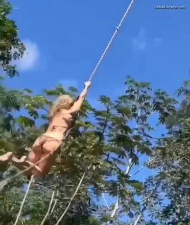 Caity Lotz photo 19 of 106