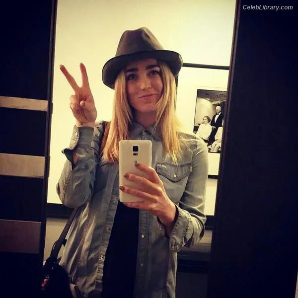 Caity Lotz photo 17 of 106