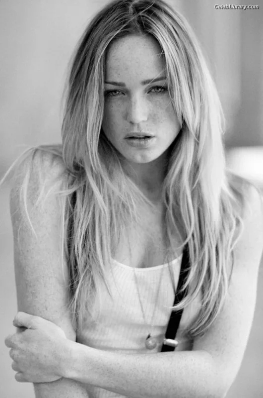 Caity Lotz photo 20 of 106