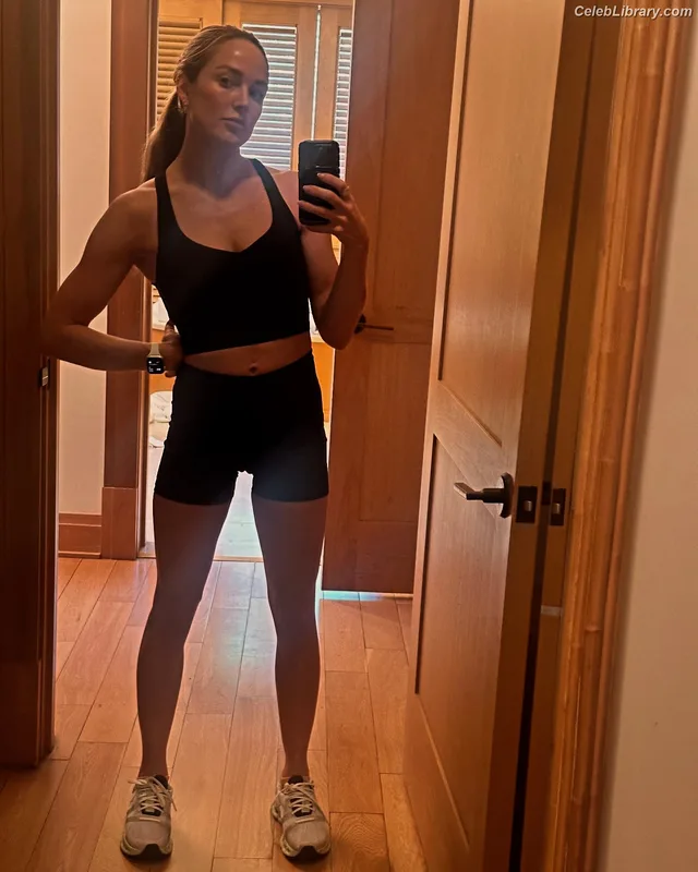 Caity Lotz photo 1 of 106