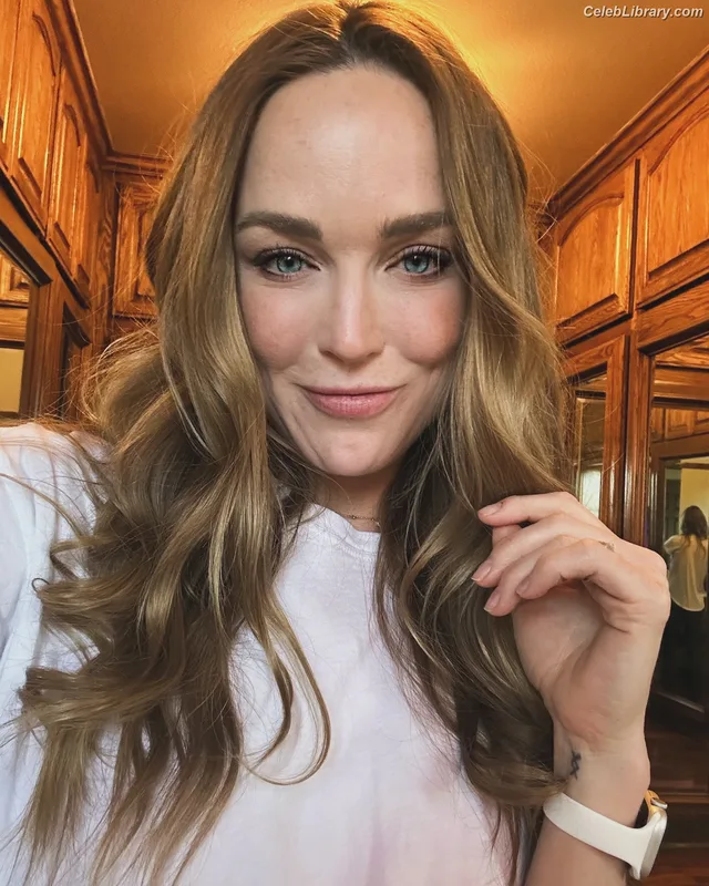 Caity Lotz photo 2 of 106
