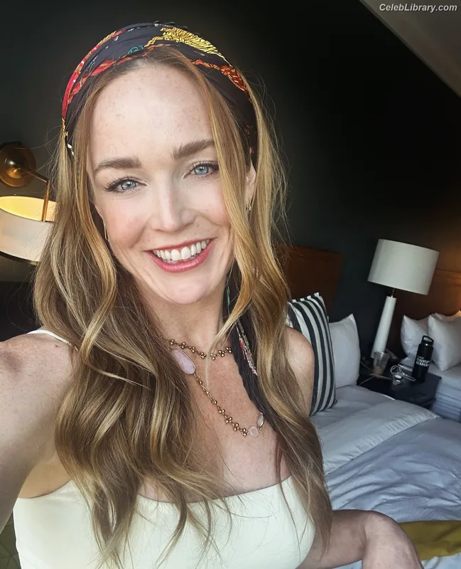 Caity Lotz photo 8 of 106