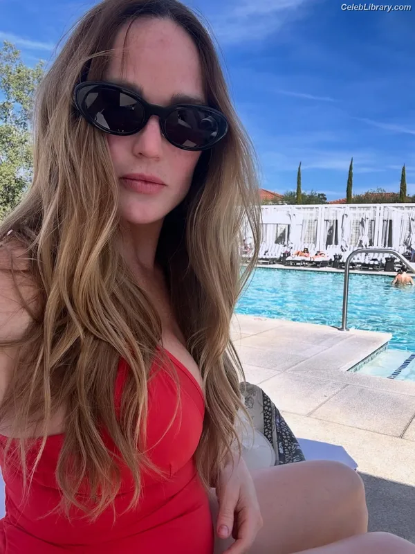 Caity Lotz photo 23 of 106
