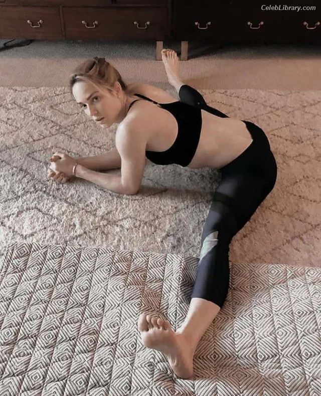 Caity Lotz photo 2 of 106