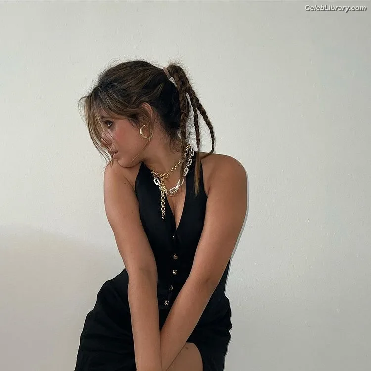 Camila Cabello photo 2 of 2287