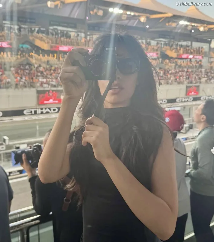 Camila Cabello photo 2 of 2287