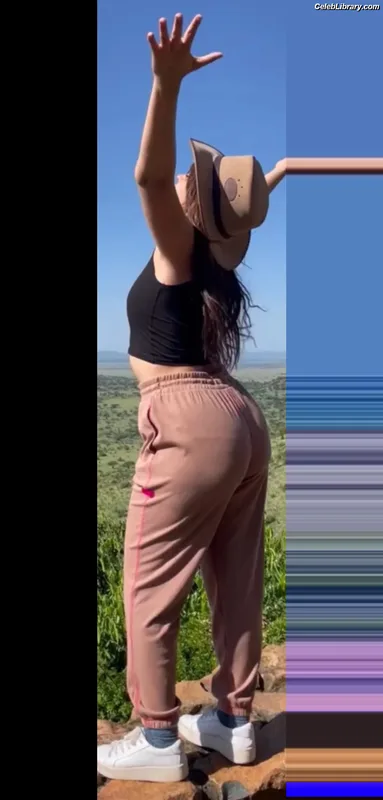 Camila Cabello photo 3 of 2287