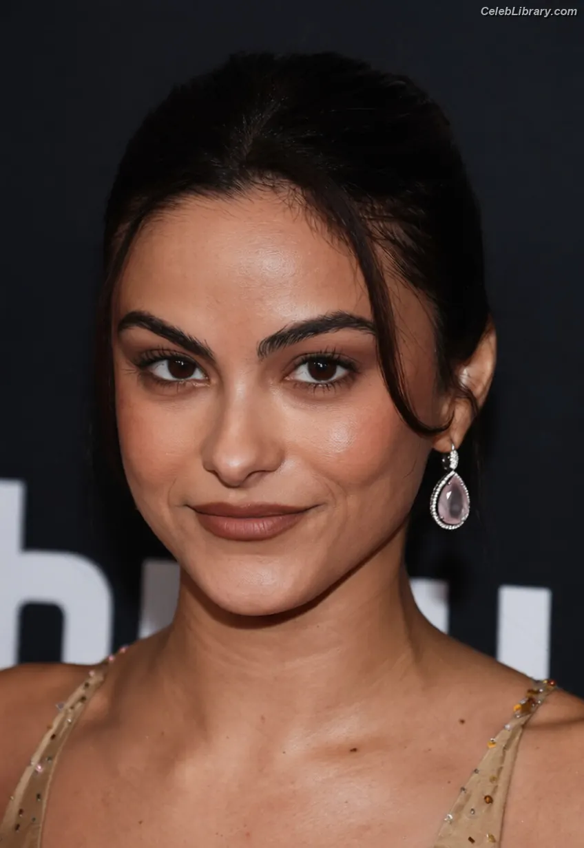 Camila Mendes photo 14 of 947